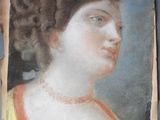 un vieux tableau représentant une femme en robe jaune avec un bandeau vert