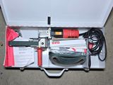 une boîte avec des outils à l'intérieur sur le sol