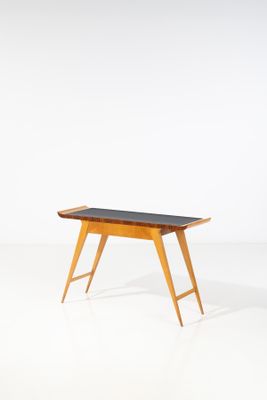 une image représentant une petite table en bois avec un plateau noir