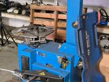 une machine bleue posée sur une palette dans un garage