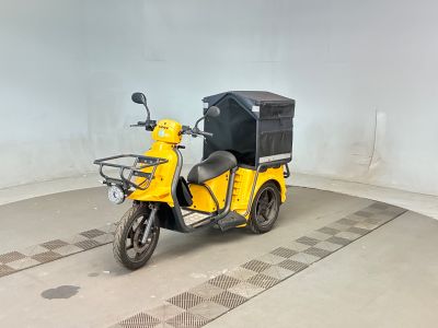 un scooter jaune garé dans un garage