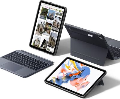 Deux ordinateurs portables et une tablette sont posés les uns à côté des autres sur une surface blanche