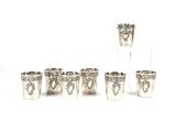 six verres à shot en argent et un vase orné d'un dragon