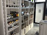 de nombreuses bouteilles d'alcool sur les étagères du magasin