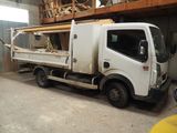 un camion blanc garé dans un garage