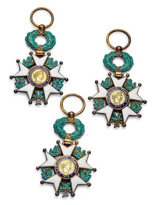 une paire de boucles d'oreilles en or et émail, ornées d'étoiles en émail