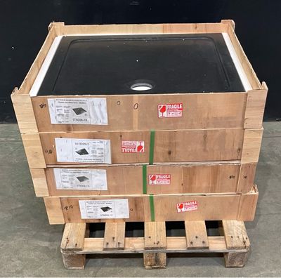 une palette sur laquelle sont empilées de nombreuses boîtes