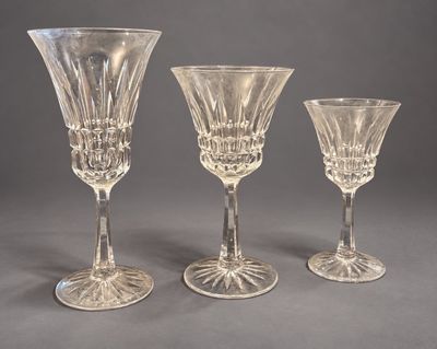 trois verres à pied en verre transparent posés sur une table