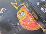 deux distributeurs automatiques au bord de la route