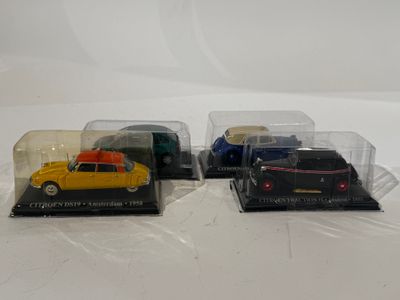 trois petites voitures exposées dans une vitrine