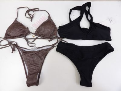 deux maillots de bain pour femmes posés sur une surface blanche, avec une étiquette dessus