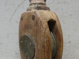 un bloc de bois muni d'une poulie