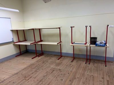 une salle équipée de nombreuses étagères et d'un écran de projection