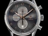 une image d'une montre en gros plan sur fond noir