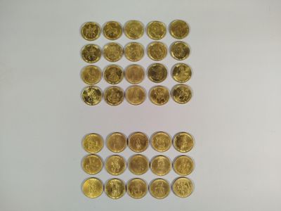 beaucoup de pièces d'or sur une surface blanche