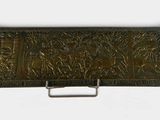 un gros plan d'une boîte en métal ornée d'un motif
