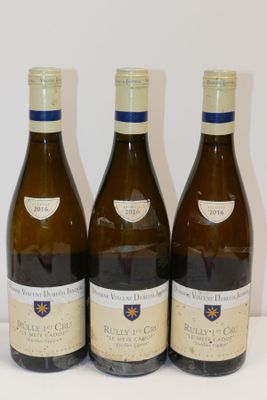 trois bouteilles de vin sont alignées sur une surface blanche