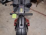 une moto qui est garée dans un garage