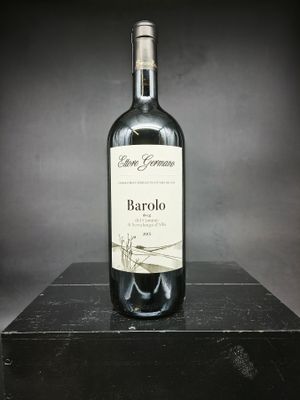 une bouteille de vin posée sur une boîte