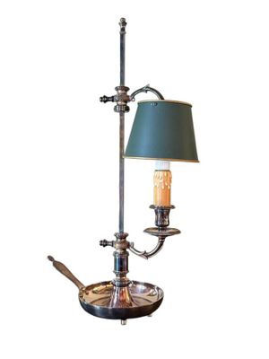 une photo d'une lampe de table sur laquelle est posée une cuillère