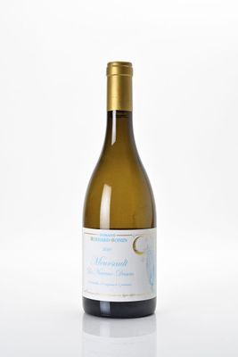 une bouteille de vin posée sur une table
