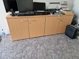 un bureau équipé de deux écrans et d'un clavier
