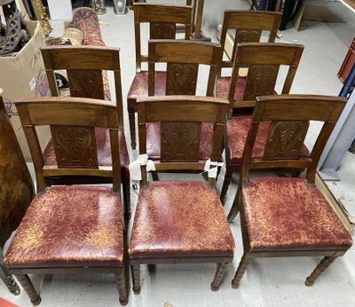 six chaises en bois avec des assises rembourrées de couleur rouge