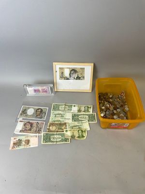 beaucoup d'argent et un cadre photo sur la table