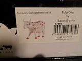 une vache blanche exposée dans un magasin