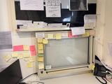 un bureau équipé d'un ordinateur et d'un moniteur