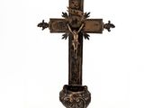 une image représentant une croix sur laquelle est fixé un crucifix