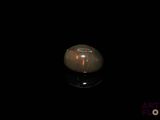 une image représentant une boule de marbre posée sur une surface noire