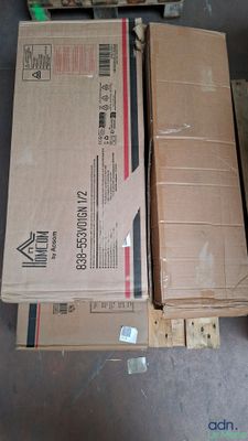 de nombreux cartons empilés sur le sol