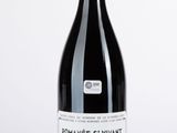 une bouteille de vin posée sur une table