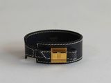 bracelet à manchette en cuir noir avec boucle dorée