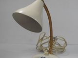 une lampe blanche posée sur une table blanche