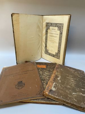 un vieux livre ouvert pour montrer quelques pages de vieux livres