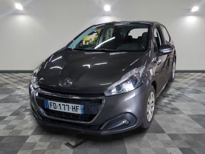 la voiture grise est garée dans le garage sur le sol en damier