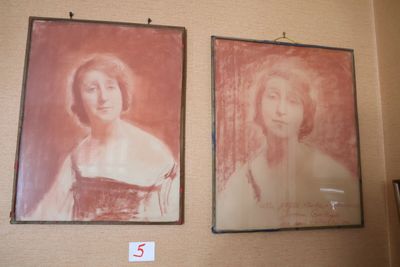 deux photos d'une femme accrochées au mur