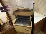 une machine qui se trouve dans le coin d'une pièce