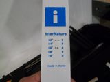 une boîte blanche sur laquelle est apposée une étiquette bleue et blanche