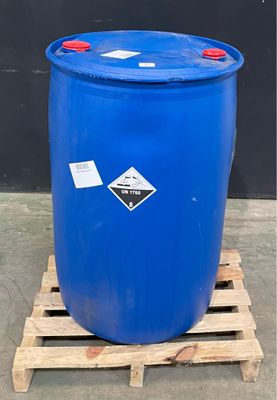 un fût bleu posé sur une palette, lui-même posée sur une autre palette