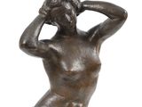 statue en bronze représentant une femme, les mains posées sur la tête