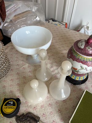 une table sur laquelle se trouvent un bol, des vases et d'autres objets
