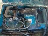 une boîte bleue contenant un marteau et d'autres outils