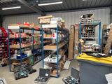 une pièce remplie de nombreux objets différents