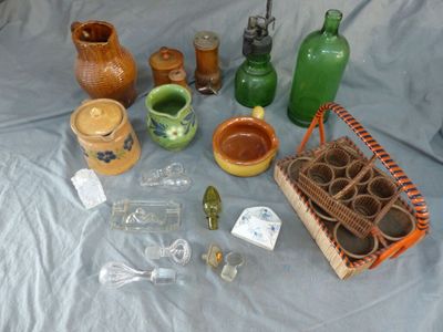 de nombreux vases et bocaux de toutes sortes sur la table