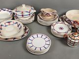 de nombreux types de plats et de tasses sur la table