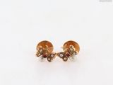 une paire de boucles d'oreilles en or ornées de perles et de grenats