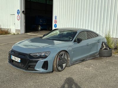 une voiture de sport bleue garée devant un immeuble